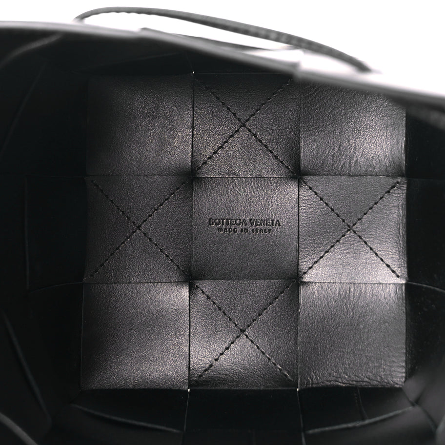 Bottega Veneta Nappa Maxi Intrecciato Cassette Bucket Bag Black Image 4