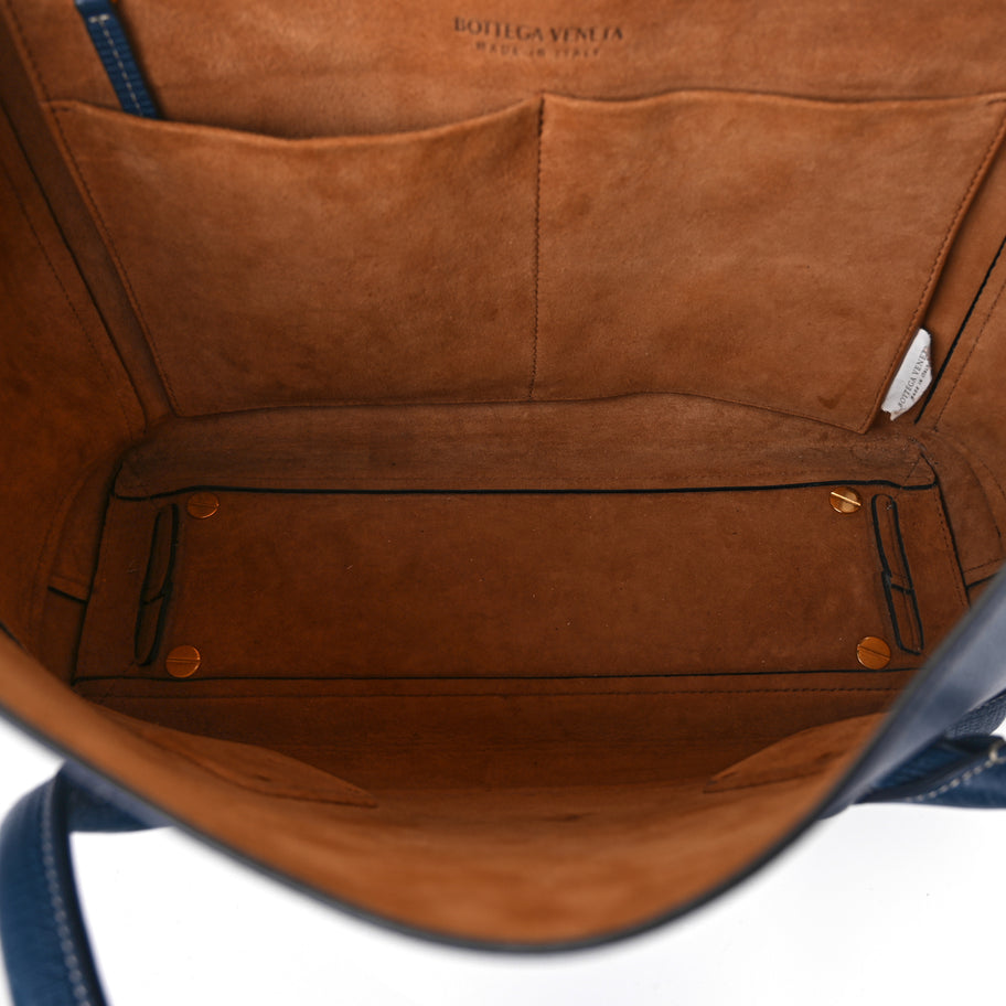 Bottega Veneta Grainy Calfskin Small Arco Dark Blue Image 4