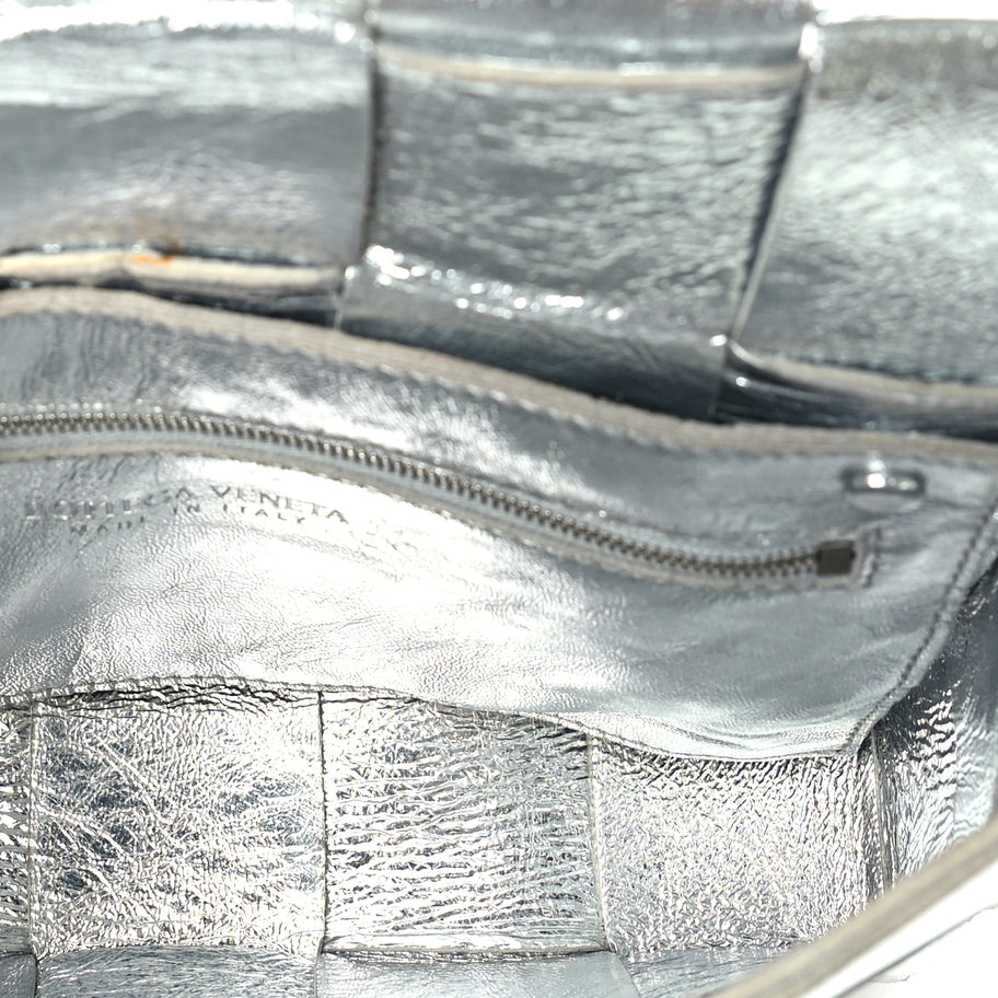 Bottega Veneta Metallic Lambskin Maxi Intrecciato Cassette Crossbody Bag  Silver Image 4